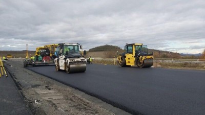 AKTUÁLNĚ: Na stavbě D7 u Chlumčan pokračují silničáři s pokládkou asfaltových směsí