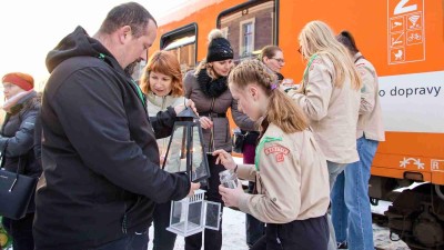 FOTO: Skauti přivezli do Podbořan Betlémské světlo