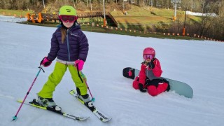 Rolby rozhrnuly sn&iacute;h a na &Scaron;tědr&yacute; den se tak na Kl&iacute;nech spust&iacute; vlek Poma. Foto: Sport are&aacute;l Kl&iacute;ny