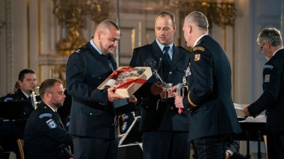 Z hořící budovy vyvedli desítky osob, oživovali lidi bez známek života. Dva policisté z Vejprt dostali cenu za čin roku