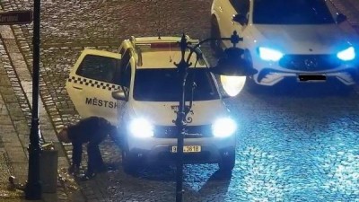 Opil&yacute; muž si spletl ko&scaron; s m&iacute;čem, pod dohledem hl&iacute;dky pak musel ukl&iacute;zet