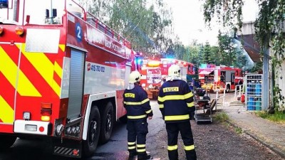 Ranní poplach v Jimlíně. Tři jednotky hasičů likvidovaly požár v obchodě se smíšeným zbožím