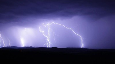 VAROVÁNÍ: Meteorologové varují před silnými bouřkami. Ty mají dnes odpoledne zasáhnout severozápad Čech