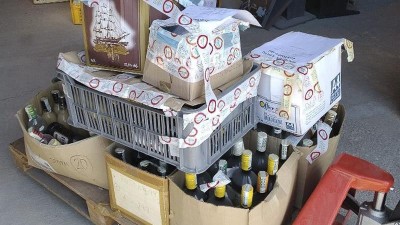 Ústečtí celníci zlikvidovali nelegální alkohol. Z vylitého obsahu vzniká bioplyn, lahve šly na recyklaci