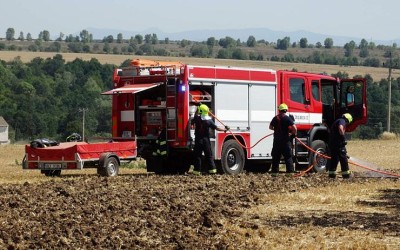 OBRAZEM: V Hořeticích hořelo strniště, díky pohotovosti zemědělců nechytilo i přilehlé pole