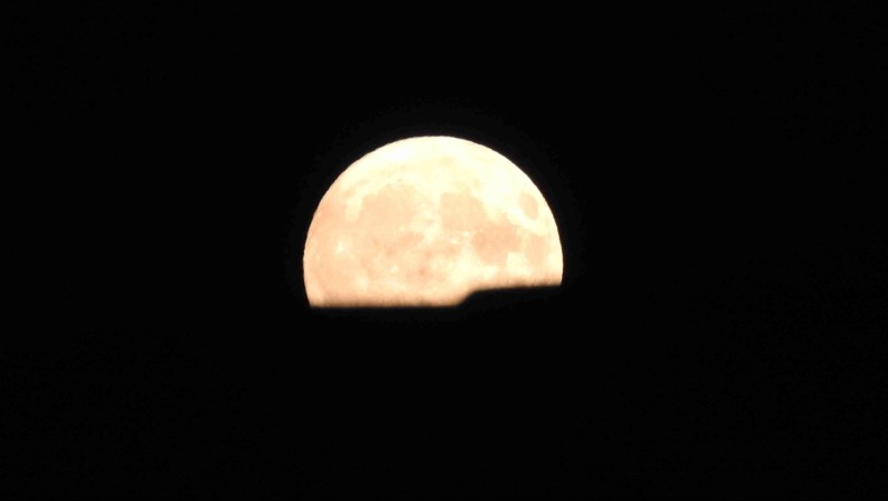 Měsíc má jemně narůžovělý nádech. Foto: Jitka Fárová