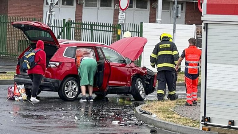 Sobotní nehoda u mosteckého Kauflandu. Foto: čtenářka