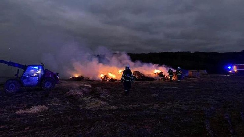 Hasiči zasahují u požáru balíků slámy. Foto zdroj: Hasiči Postoloprty