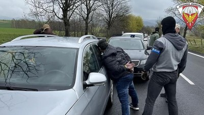 VIDEO: Velký zátah na drogový gang v Ústeckém kraji! Zásahovka je pochytala na silnici cestou z Polska