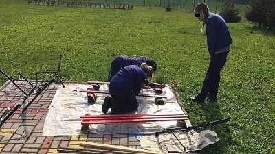 Odsouzené ženy z Drahonic pomohly ve školce, opravily poškozené lavičky na školní zahradě