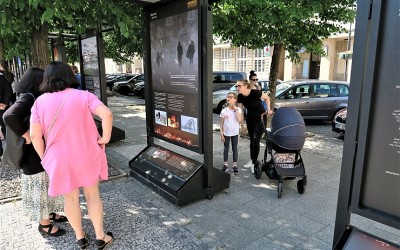 Unikátní výstava z produkce společnosti Medialogue s názvem ENERGIE A CIVILIZACE, je až do 21. června k vidění na Mírovém náměstí v Lounech. Expozice přibližuje prostřednictvím velkoplošných fotopanelů způsoby využívání energie v historických, společenských, politických a technických souvislostech a nastiňuje jejich možné dopady na naši i budoucí generace. Foto: ČEZ, Ota Schnepp