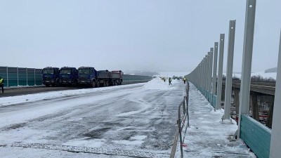 VIDEO: Na největším mostě stavby D7 u Chlumčan se prováděly zátěžové zkoušky. Kdy se po něm projedou první auta?