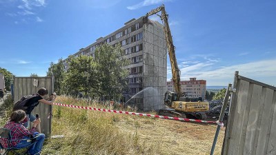 VIDEO: AKTUÁLNĚ: V Janově začal mizet další zdevastovaný panelák. Nahradí ho parčík a květiny