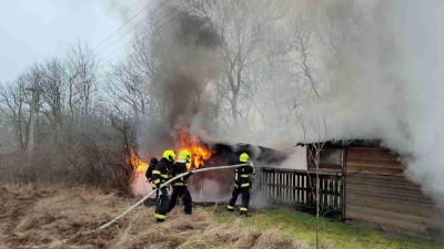 FOTO: Hasiči vyjeli k požáru zahradního domku v Hořeticích
