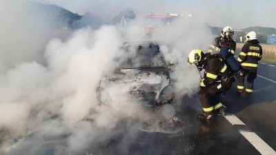FOTO AKTUÁLNĚ: Z auta na silnici začaly šlehat plameny, požár zlikvidovali přivolaní hasiči