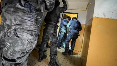 Takhle v Mostě bojují s nepřizpůsobivými: Městská policie vyslala speciální týmy do vybraných vchodů