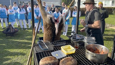 VIDEO: Takhle se dělá streetfood ze zvěřiny. Špičkoví kuchaři vařili se žáky přímo ve škole