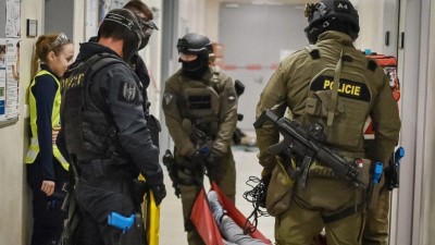 OBRAZEM: Policisté s hasiči a záchranáři cvičili zákrok proti útoku střelce na půdě univerzity