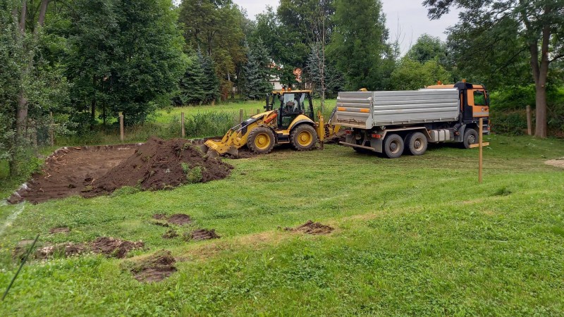 Výstavba nového hřiště v Novém Sedle. Foto: OÚ Nové Sedlo