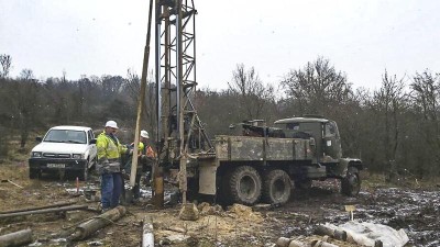 Na místě budoucího velkého mostu u Žiželic dělají desítky vrtů. Silničáři řekli, kdy chtějí začít se stavbou