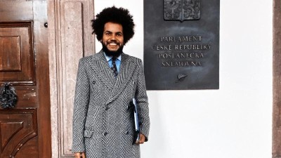 Dominik Feri zůst&aacute;v&aacute; za mř&iacute;žemi, soud nevid&iacute; dostatečn&eacute; polep&scaron;en&iacute;. Exposlanec nav&iacute;c čel&iacute; nov&eacute; obžalobě