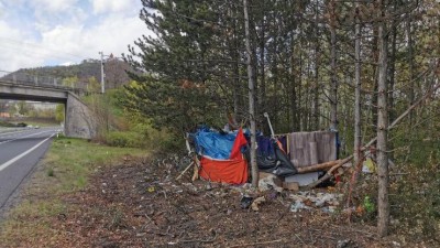 VIDEO: Vykácené křoví odhalilo dům z odpadků jen metry od rušné hlavní silnice