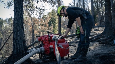 Hasiči, i po uhašení požáru, Hřensko neopouštějí. Drony našly několik míst se zvýšenou teplotou