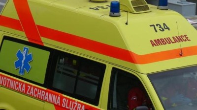Nehoda složek IZS na Lounsku: U Drahonic do sebe narazili policist&eacute; a z&aacute;chran&aacute;ři