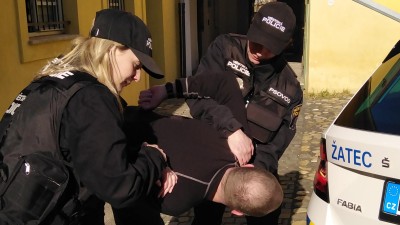 FOTO: Strážníci rozhodně nezahálejí. Výcvik Městské policie Žatec probíhá v plném proudu