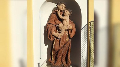 OBRAZEM: Majitel domu opravil vzácnou sochu a barokní kapličku. V jeho úsilí ho podpořilo město Blšany