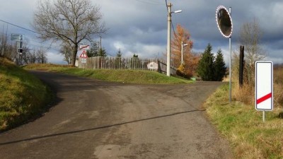 V nebezpečné zatáčce v Žiželicích je nové dopravní zrcadlo