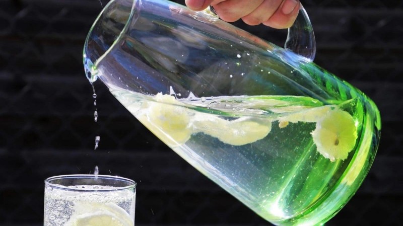 Místo sladkých limonád si dejte vodu s citronem. Ilustrační foto: Pixabay/CC0