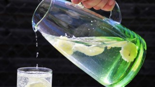Místo sladkých limonád si dejte vodu s citronem. Ilustrační foto: Pixabay/CC0
