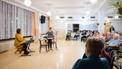 OBRAZEM: Mladí umělci uspořádali koncerrt pro podbořanské seniory
