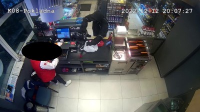 VIDEO: Maskovaný muž s pistolí v ruce přepadl v Lounech benzínku. Poznáte ho?