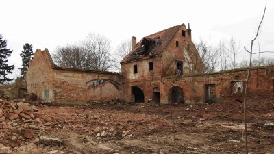 FOTO: V Blšanech se bourá starý mlýn. Na jeho místě vznikne park