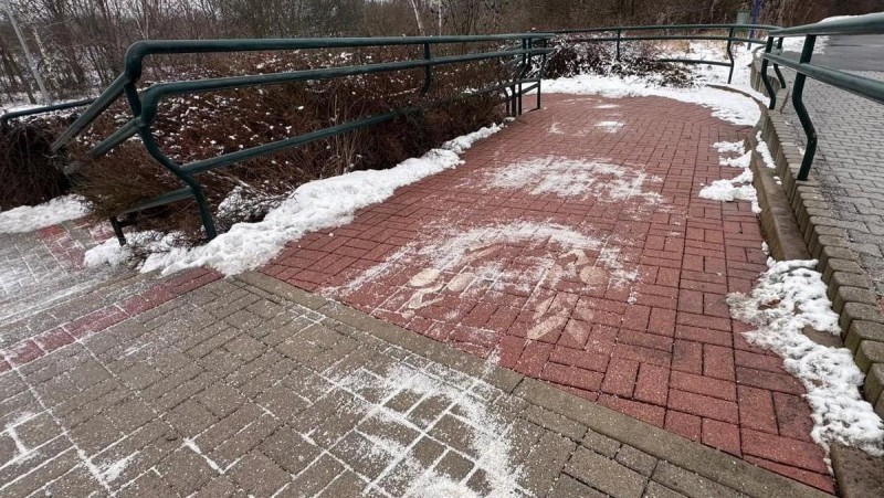 Bez soli se st&aacute;vaj&iacute; někter&eacute; chodn&iacute;ky ve stoup&aacute;n&iacute; doslova past&iacute;. Technick&eacute; služby města Mostu ček&aacute; dal&scaron;&iacute; n&aacute;ročn&yacute; den, aby stihly prosolit co nejv&iacute;c pochůzn&yacute;ch ploch. Foto: město Most