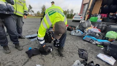 Migranti tísnící se v dodávce seděli na padělaném zboží