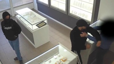 VIDEO: Loupežné přepadení zlatnictví v Teplicích! Policie pátrá po dvojici pachatelů