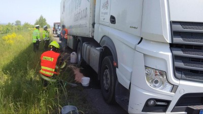 FOTO/AKTUÁLNĚ: Na D7 u zóny Triangle stojí porouchaný kamion. Vytéká z něj nafta