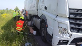 Z kamionu vytéká nafta. Foto: Michal Hrdlička