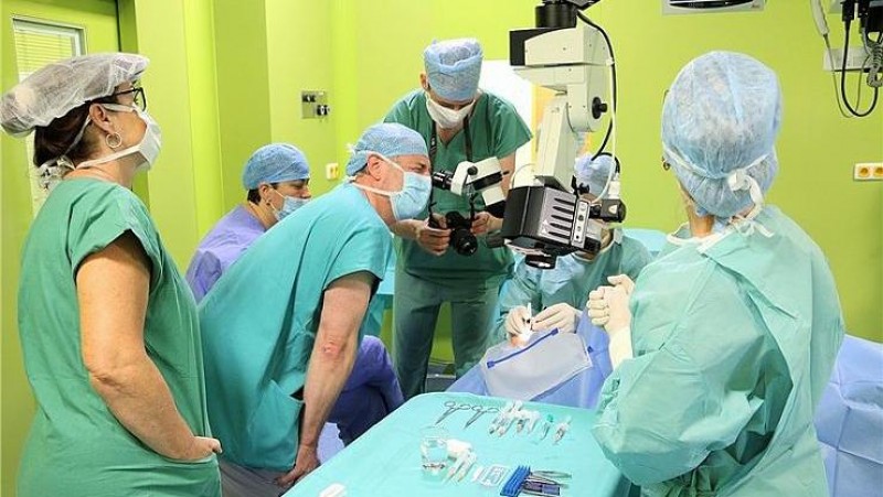 V České republice první operaci glaukomu novou metodou s mikroimplantátem IStent provedl tým pod vedením přednostky oční kliniky MUDr. Ivany Liehneové, Ph.D., v Masarykově nemocnici v Ústí nad Labem. Foto: Krajská zdravotní, a.s./Ivo Chrástecký