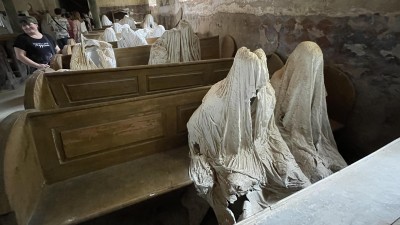 VIDEO: Kostel duchů. Znáte místo, kde místo věřících sedí jen prázdné pláště?