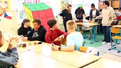 NAPSALI JSTE NÁM: V Podbořanech soutěžili studenti ve skládání Rubikovy kostky