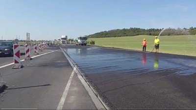 VIDEO: Silničáři napojují D7 na silnici. Práci stihli dříve než se plánovalo