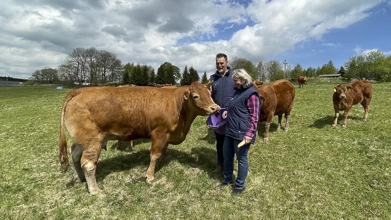 Manželé Loosovi na pastvině u Mníšku v Krušných horách. Foto: Oldřich Hájek