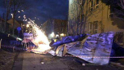 Hasiči zasahovali v noci stokrát kvůli větru! Z jednoho domu ulétl kus střechy