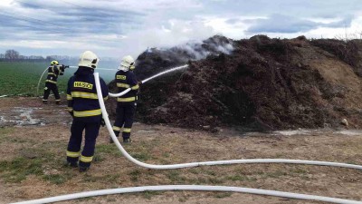 AKTUÁLNĚ: Ve Smolnici zasahují hasiči. Na poli hoří zemědělský odpad