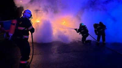 Noční požár v Peruci: Plameny zcela zničily traktor i s rozmetadlem