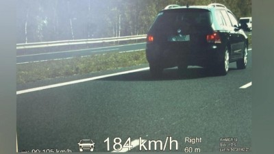 Na devadesátce proletěl kolem radaru rychlostí 184 km/h. Okamžitě přišel o řidičský průkaz